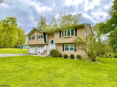 22 Prescott Cir, Lebanon, NJ 08833