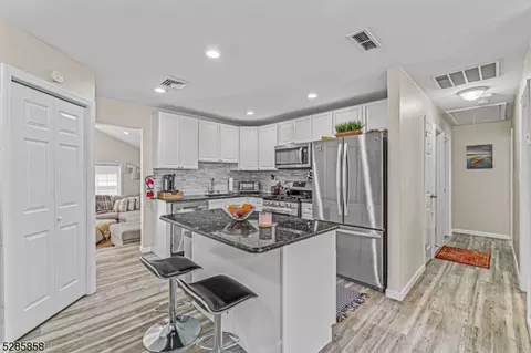 19 Red Twig Trl, Bloomingdale, NJ 07403