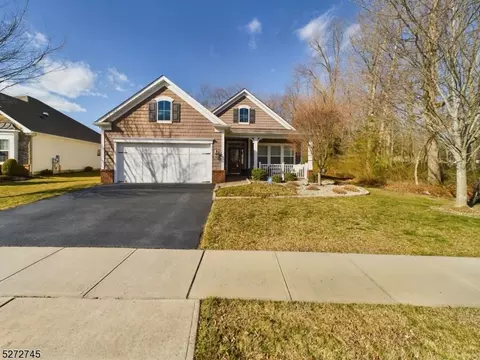 5 E Sistene Ct, Farmingdale, NJ 07727
