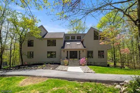 6 Pinewood Ter, Kinnelon, NJ 07405