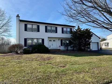 17 Chestnut Trl, Flemington, NJ 08822
