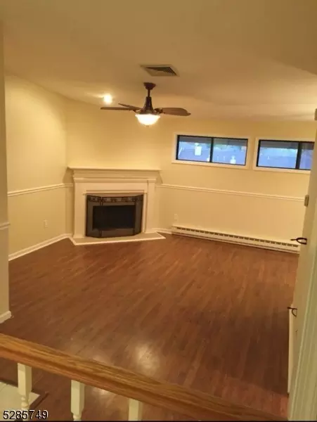 8 Crossway, Clinton, NJ 08809