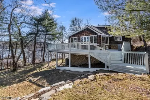 28 Twin Oaks Trl, West Milford Twp, NJ 07421