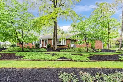 32 Hillside Ter, Summit, NJ 07901