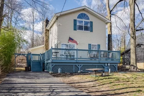 30 Point Breeze Dr, West Milford Twp, NJ 07421