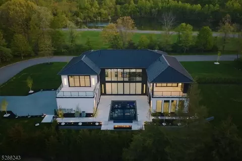 247 Glen Pl, Franklin Lakes, NJ 07417