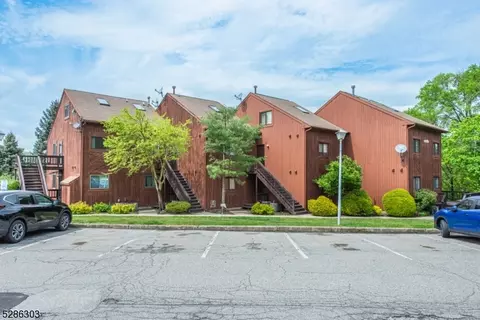 4 Falkenstein Dr #3, Vernon, NJ 07462