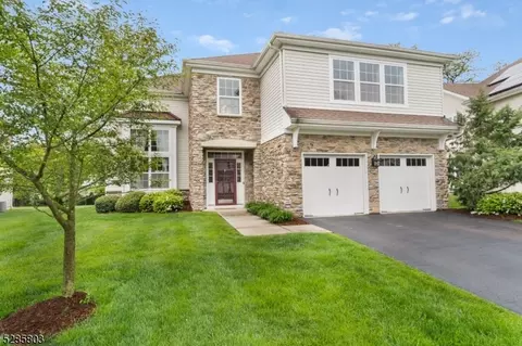 34 Dahlia Ct, Piscataway, NJ 08854