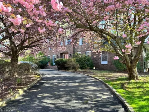 23 Granada Dr, Morris Plains, NJ 07950