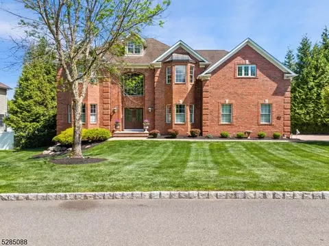 9 Nalesnik Dr, Fairfield, NJ 07004
