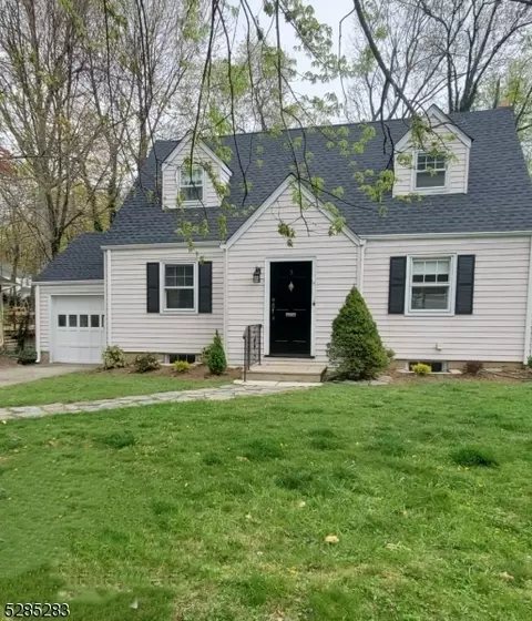 5 Vale Dr, Mountain Lakes, NJ 07046