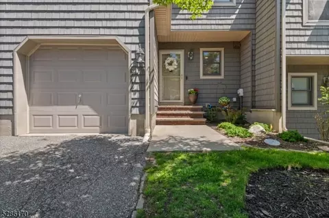 10 Mountain Ridge Rd, Bloomingdale, NJ 07403