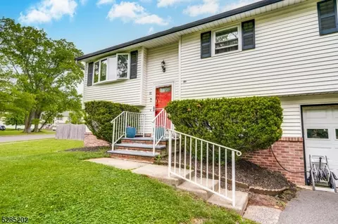 11 Tall Oaks Rd, East Franklin, NJ 08873