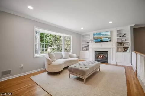 20 Tuxedo Dr, Livingston, NJ 07039