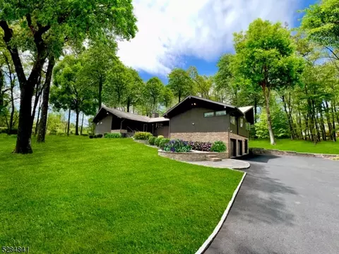 25 Openaki Rd, Randolph, NJ 07869