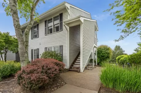 186 Milkweed Ct, Three Bridges, NJ 08887