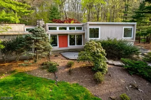 82 Old Smalleytown Rd, Warren, NJ 07059