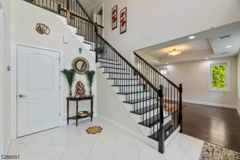 8 Firethorn Dr, Edison, NJ 08820 photo 3