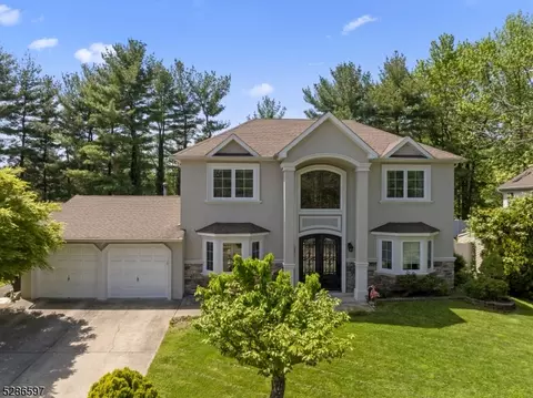 8 Firethorn Dr, Edison, NJ 08820