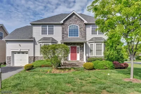 10 Phipps Ct, Raritan Twp, NJ 08822