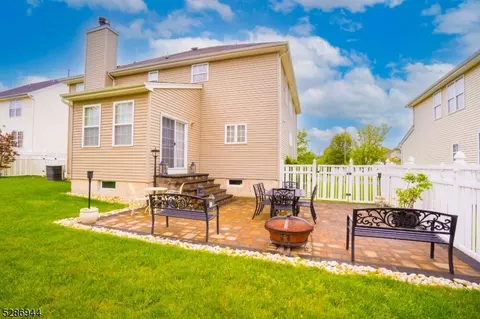 95 Timberhill Dr, Franklin Twp, NJ 08823