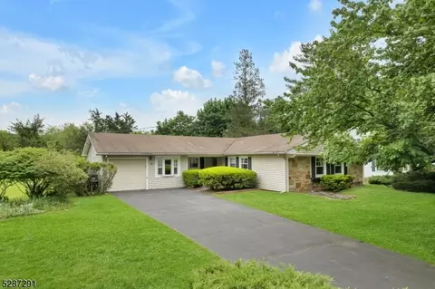 15 Larsen Rd, Franklin Twp, NJ 08873