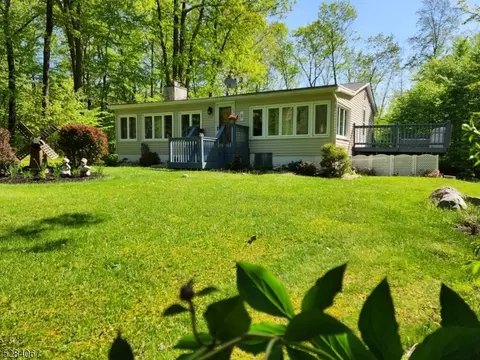 8 Juniper Ln, Newton, NJ 07860