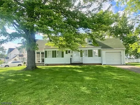 22 Woodland Dr, Woodbridge Twp, NJ 07067