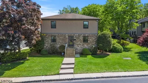 1010 Maple Hill Dr, Woodbridge Twp, NJ 07095
