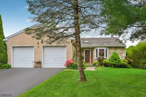 9 Long Rd, Freehold, NJ 07728
