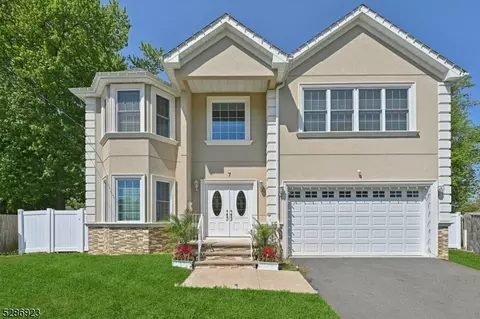7 Dill Ct, Edison, NJ 08817