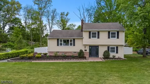 31 Robin Hood Rd, Morris Plains, NJ 07950