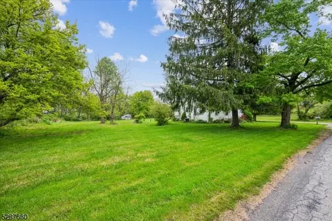 18 Fox Hl, Long Valley, NJ 07853
