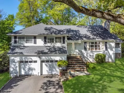 21 Hickory Dr, North Caldwell, NJ 07006