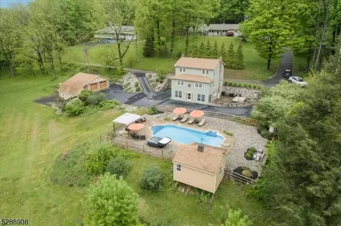 4 Hemlock Hill Ln, Columbia, NJ 07832