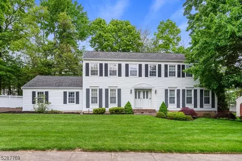 2 Oaklawn Dr, East Hanover, NJ 07936