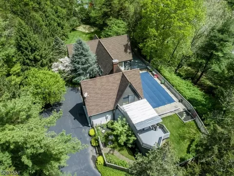 11 Cliffview Dr, Lafayette, NJ 07848