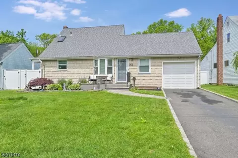 352 West Ln, Clark, NJ 07066