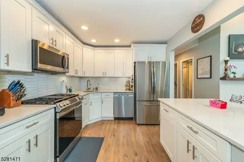 202 Irving Pl, Basking Ridge, NJ 07920