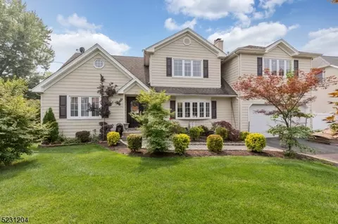 27 Limoli Ln, Clark, NJ 07066