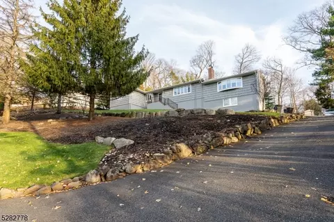 28 Willowbrook Dr, Caldwell, NJ 07006