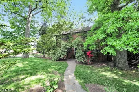 1179 Kensington Rd, Teaneck, NJ 07666