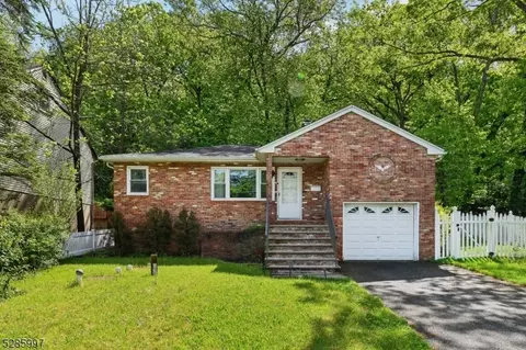18 Canterbury Rd, Ringwood, NJ 07456