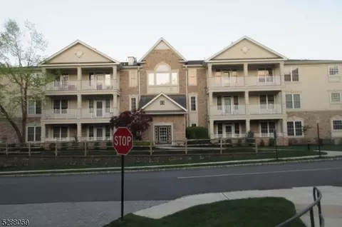 601 Holly Ln, Cedar Grove, NJ 07009