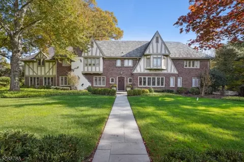 34 Delbarton Dr, Millburn Twp, NJ 07078