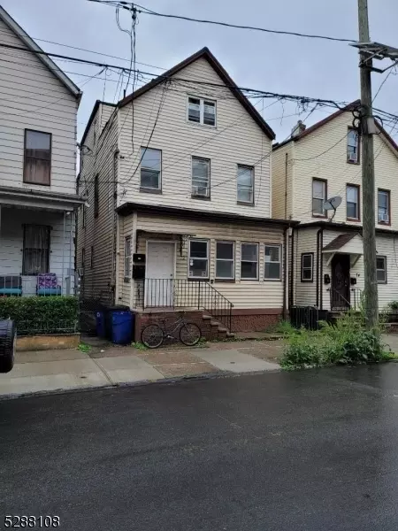 72 4th St, Elizabeth City, NJ 07206