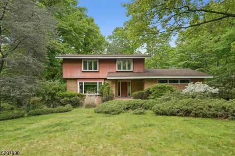 4 Andover Dr, Caldwell, NJ 07006