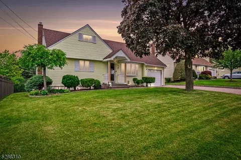 39 Pine Tree Dr, Woodbridge Twp, NJ 07067