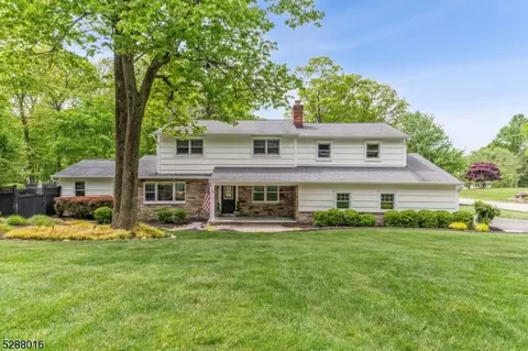 4 Pima Ct, Oakland, NJ 07436