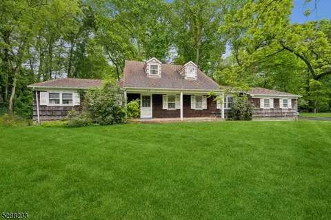 17 Parker Dr, Morris Plains, NJ 07950